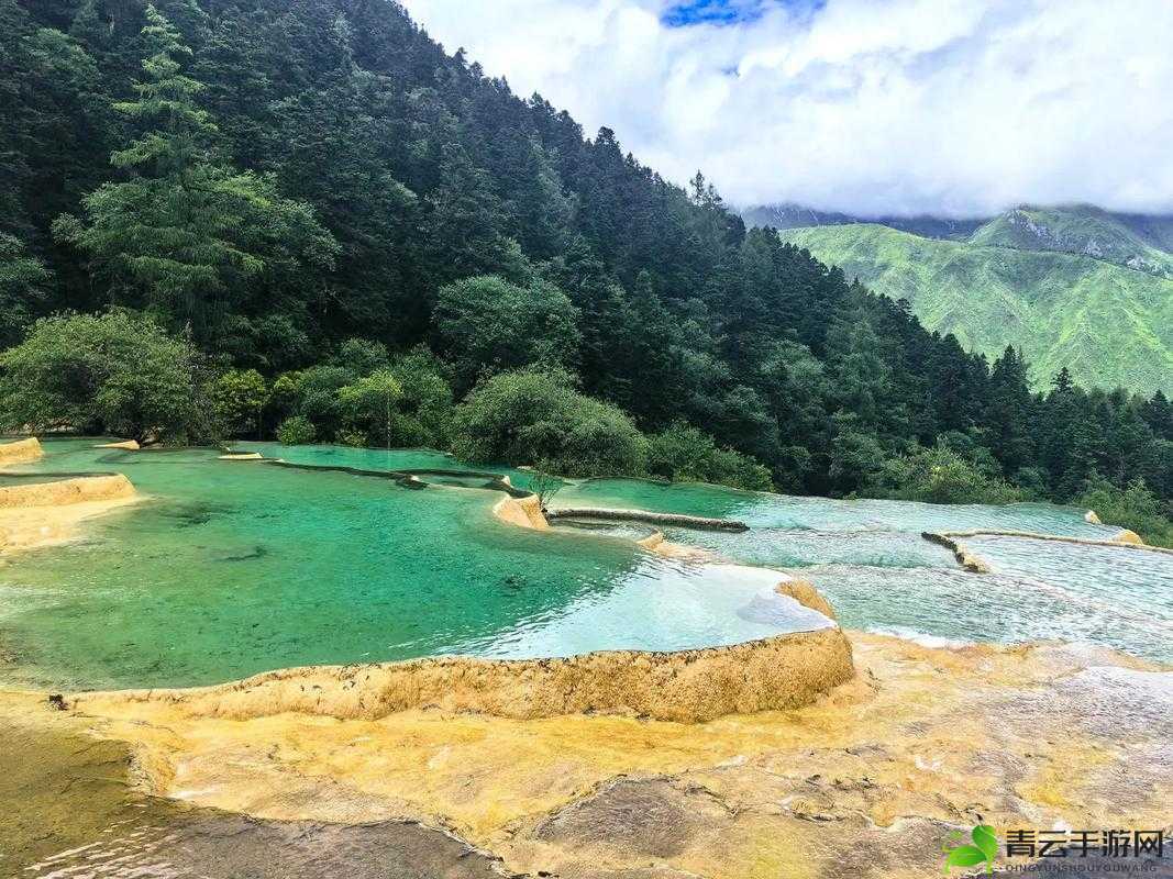 黄龙风景区溪水潺潺的秘密：探寻其成因